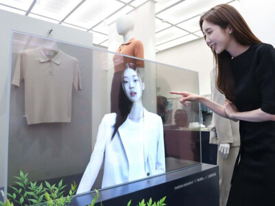 LG sees many areas of application for its transparent OLED screens - but more in the commercial sector.