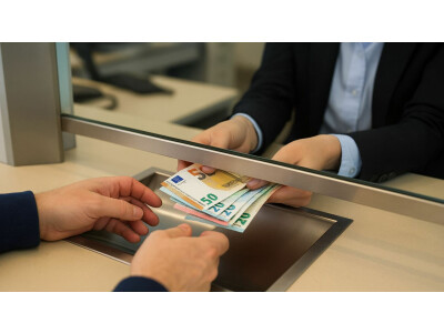 Ab dem neuen Jahr gilt für viele Personen eine wichtige Neuerung bei der Bargeldauszahlung.