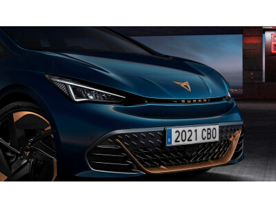 Die markante Front des Cupra Born mit kupferfarbenen Akzenten und geschlossenen Lufteinlässen unterstreicht den sportlichen Charakter des elektrischen Kompaktwagens.