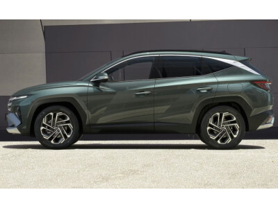 Der 4,52 Meter lange Tucson rollt in der Select-Ausstattung auf zweifarbigen 17-Zoll-Alufelgen. Die Bodenfreiheit von 170 Millimetern und die getönte Dachreling unterstreichen den SUV-Charakter des Kompaktmodells.