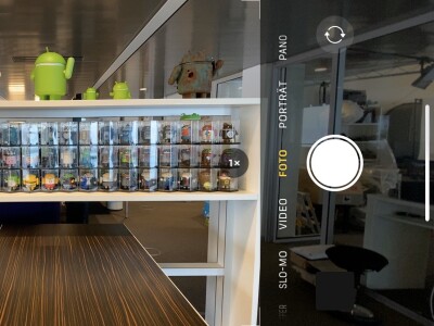 Das iPhone 11 blendet Informationen der Ultraweitwinkel-Optik ein und legt sie halbtransparent unter die Menüpunkte.