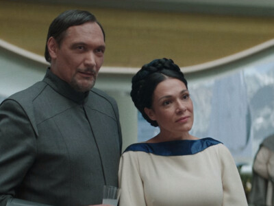 Obi-Wan Kenobi: Bail (Jimmy Smits) en Breha Organa (Simone Kessell) zijn Leia (Vivien Lyra Blair) adoptieouders.