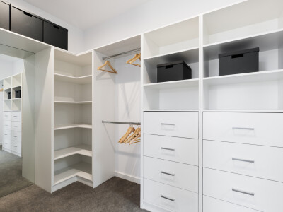 Un compartimento simple en un armario es un buen lugar para colocar ingeniosamente su proyector en la habitación.