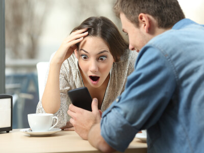 Mujer hombre sorprendido shock smartphone