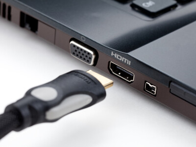 Puede conectar su consola de juegos, PC o computadora portátil a su proyector con un cable HDMI.