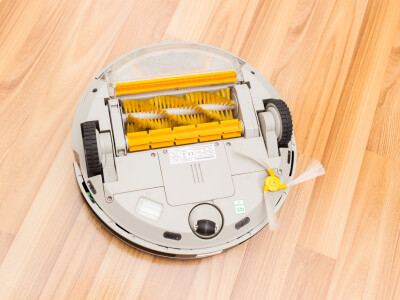 Thanks to the brush and roller, a vacuum robot only gets rid of a little dirt.