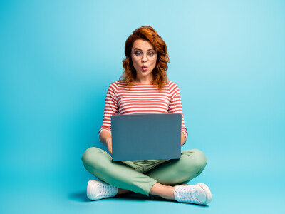 Mujer, computadora portátil, fondo azul, algo con imagen de icono de medios