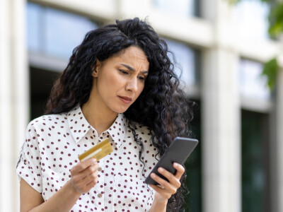 Frau besorgt Smartphone Kreditkarte Betrug