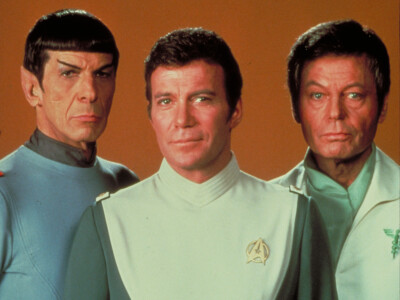 Star Trek: Die Originalcrew, bestehend aus Spock (Leonard Nimoy), Captain Kirk (William Shatner) und Dr. Leonard "Pille" McCoy (DeForest Kelley).