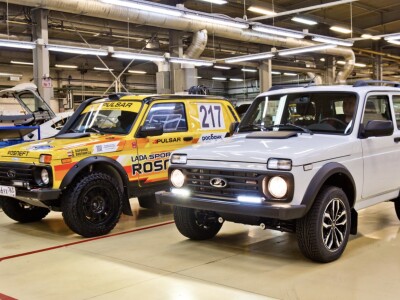 Der Lada Niva Sport ist eine ganze Ecke kräftiger als die normale Version. Lada hat beim offiziellen Rallye-Wagen Anleihen genommen.