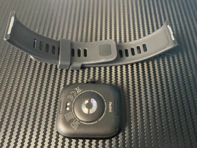 La Redmi Watch 4 est divisée en un écran et un bracelet en nylon.