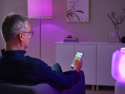 Puedes utilizar la aplicación Ikea Smart Home para ajustar la iluminación y hacer que se encienda en diferentes momentos.