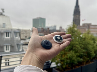 Der Motorola Tag ist genauso groß, wie der Apple Airtag.