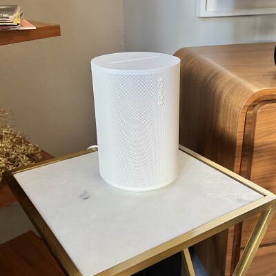 Mehr Anschlüsse, besserer Stand: Wer Sonos Lautsprecher hat, braucht dieses Zubehör