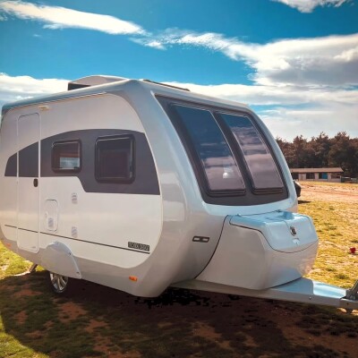 Nur 3,70 Meter lang aber mit Badezimmer: Türkischer Mini-Wohnwagen hat Platz für eine Familie