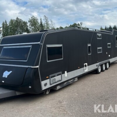 14 Meter lang, mit Sauna und Eismaschine: Wohnwagen-Riese steht zum Verkauf - perfekt fürs Festival!