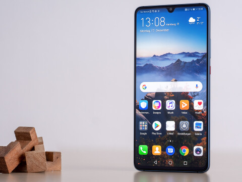 Even if there is no comparison picture, Huawei Mate 20 X looks very large in the picture. 