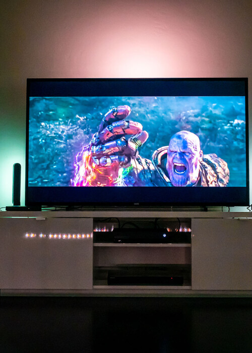 The Philips Hue Play HDMI Sync Box convinced us in the short test because of the precise and delay-free lighting effects.