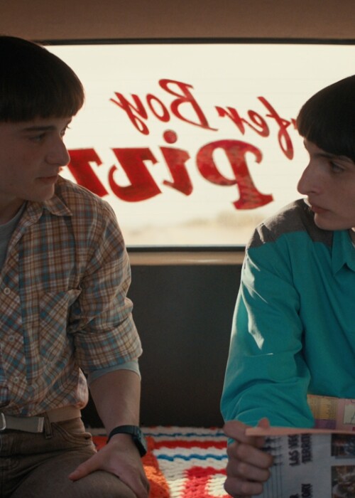 Noah Schnapp als Will Byers and Finn Wolfhard als Mike Wheeler in Stranger Things