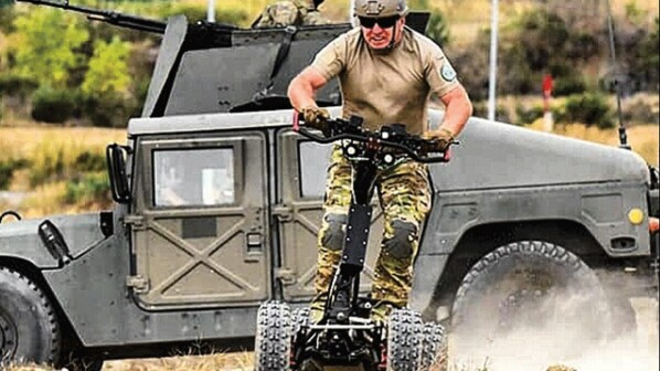Taktischer E Scooter Us Militar Testet Zombie Apokalypse Mobil
