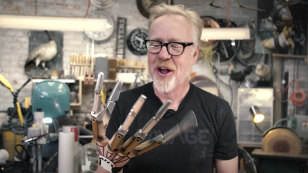 Adam Savage mit seinen neuen mechanischen Klauen.