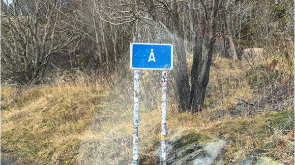 Das Ortsschild auf den Lofoten wird besonders gerne geklaut.