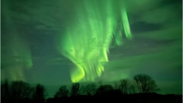 Polarlichter! Die grüne Farbe ist in echt nicht so intensiv, wie sie das iPhone 13 hier interpretiert.