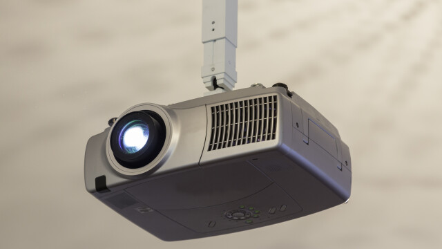 Beamer an der Decke anbringen: 10 Tipps zu den Anschlüssen und zur Befestigung