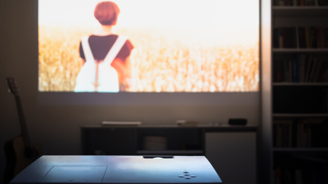 Beamer: Euer Gerät sieht rot? So behebt ihr einen Rotstich bei Bildern