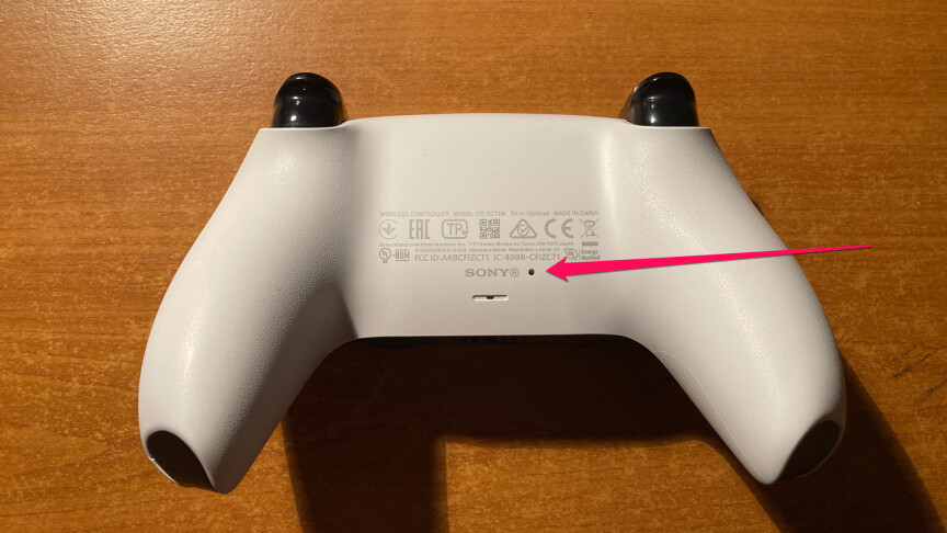 Encontrarás el botón de reinicio en la parte posterior del pad de PS5.