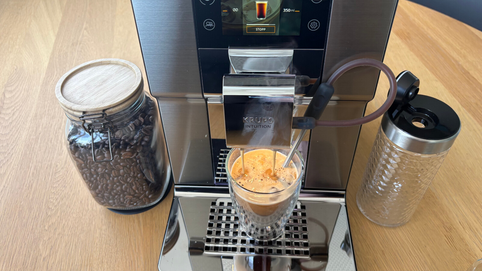 Für die Zubereitung der kalten Kaffeegetränke müsst ihr beim Krups Intuition Experience+ den Milchschlauch samt Lanze in die Tasse legen.