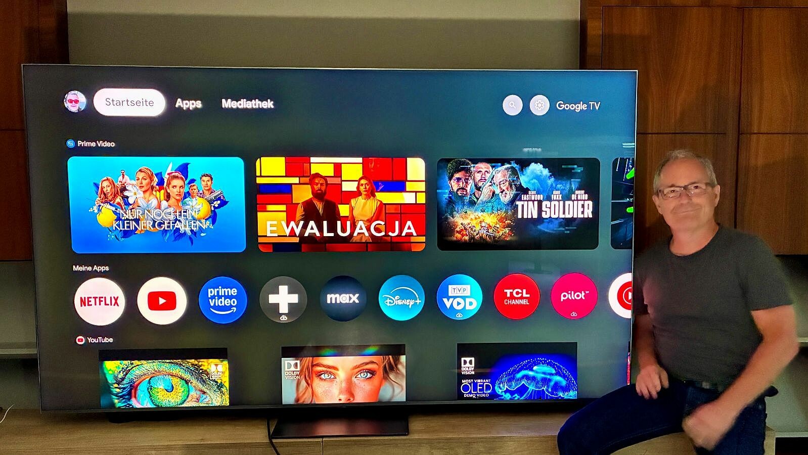 Der TCL 85C9K beeindruckt schon durch seine schiere Präsenz.