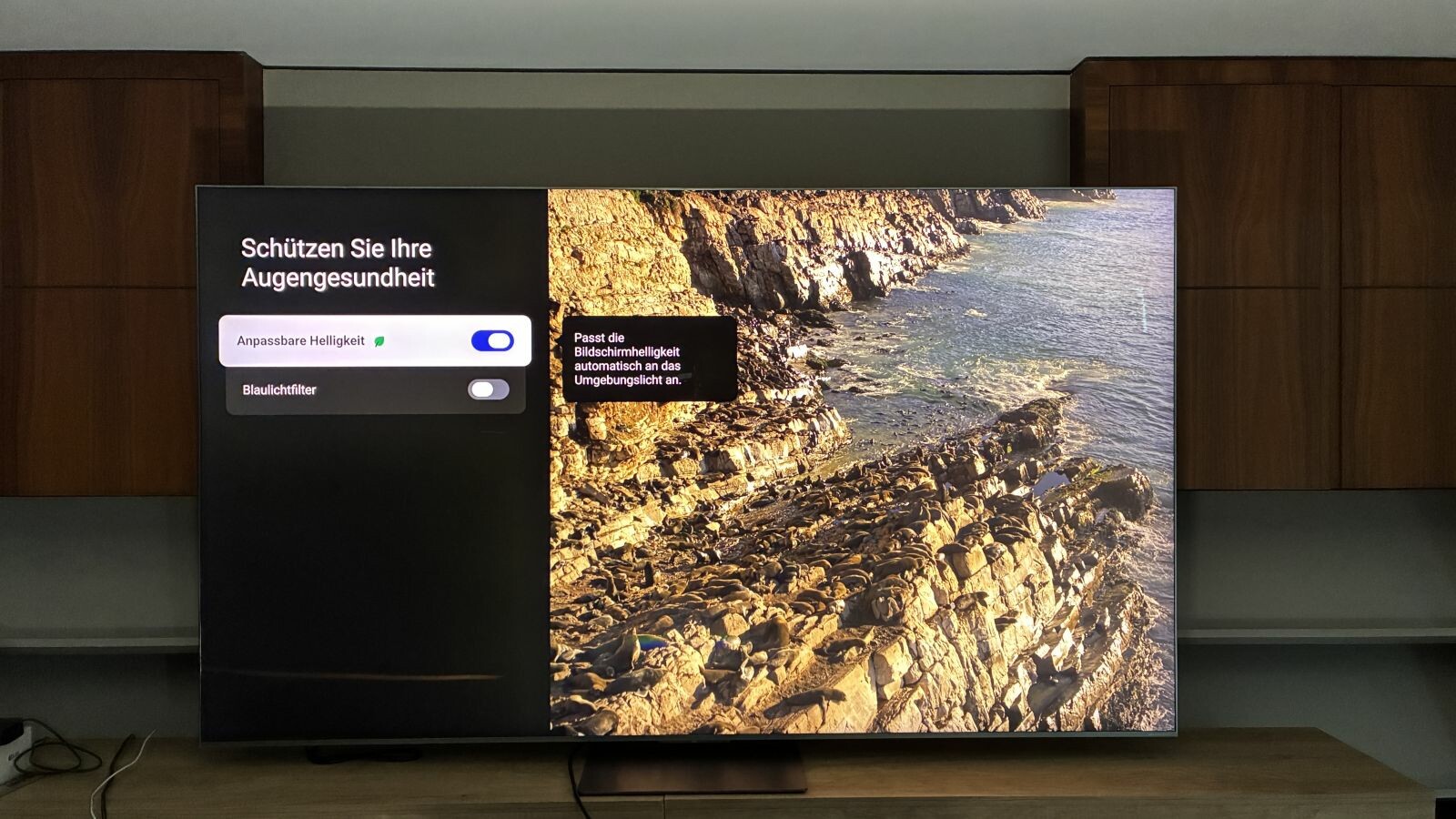 Die Bildhelligkeit des TCL 85C9K ist manuell einstellbar, außerdem gibt es eine gute Automatik per Lichtsensor.