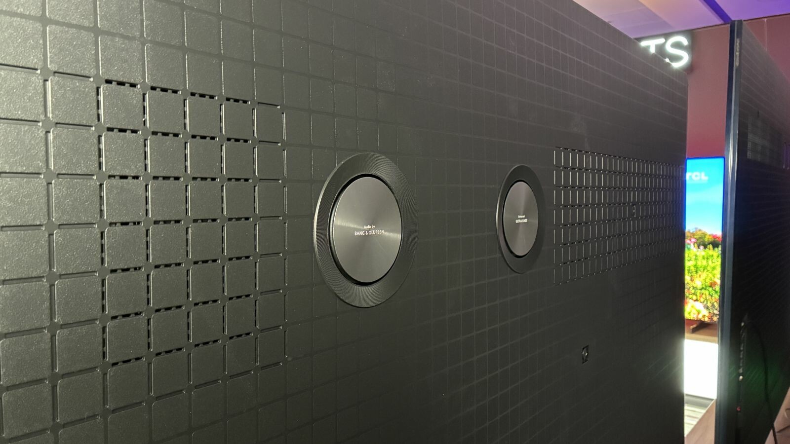 In der Rückseite des TCL 85C9K sind zwei vergleichsweise große Basslautsprecher eingebaut.