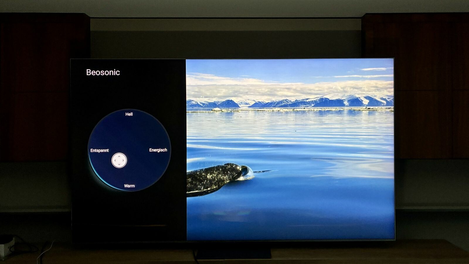 Zu den eingebauten Lautsprechern von B&O bietet der TCL 85C9K einen intuitiv bedienbaren Klangregler.