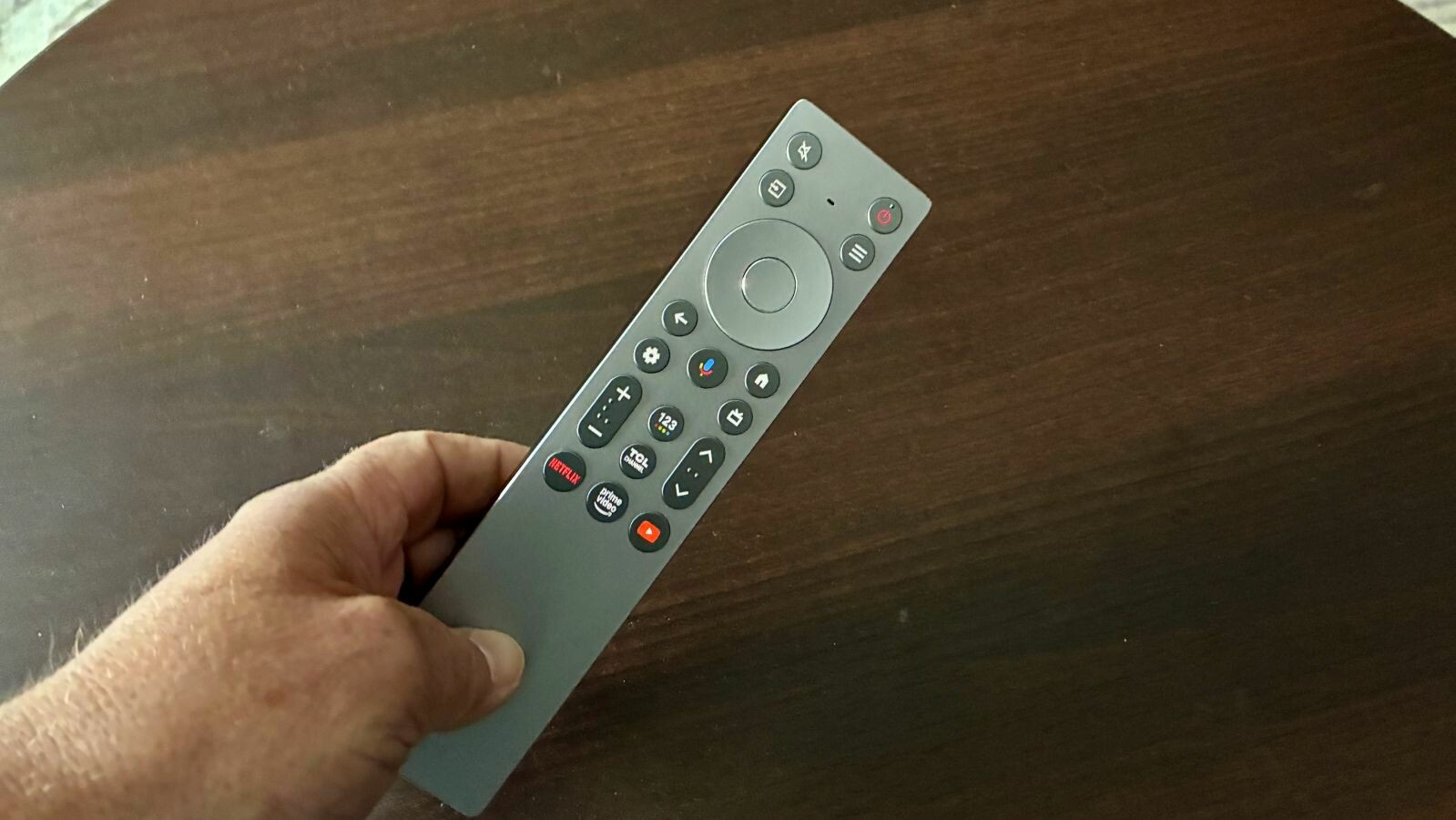 De Fernbedienung des TCL 85C9K hat leuchtende Tastenbeschriftung.