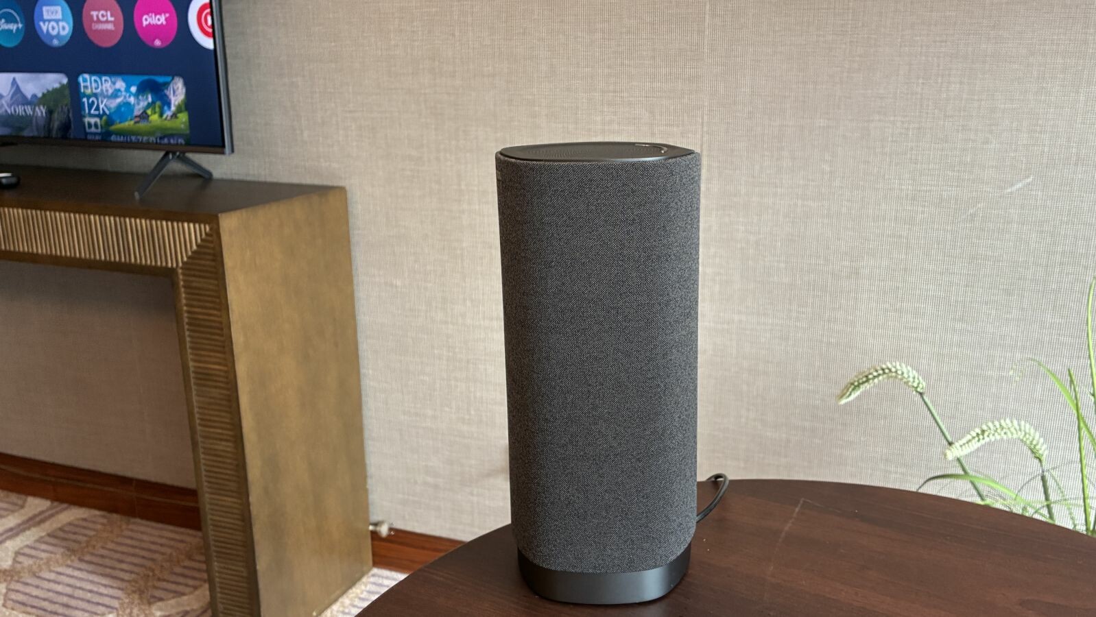 Der 85C9K lässt sich mit den TCL Z100 Lautsprechern für Raumklang erweitern.