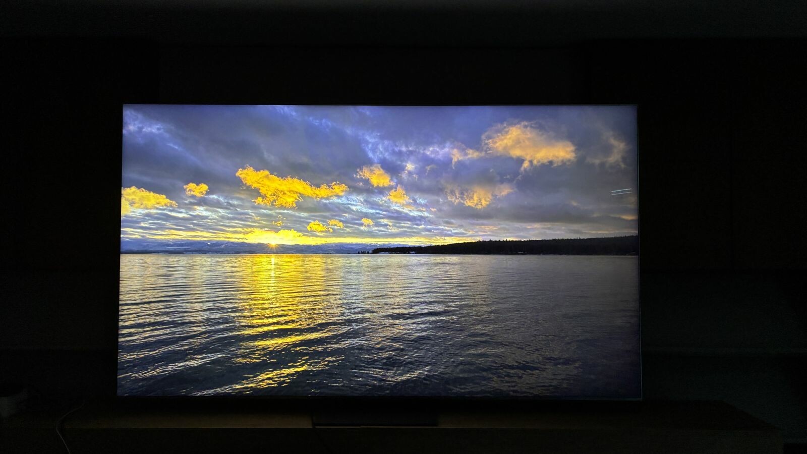 Fotos im Internet können nicht näherungsweise abbilden, wie gleißend hell der TCL Glanzlicher wie hier die Sonne darstellt.