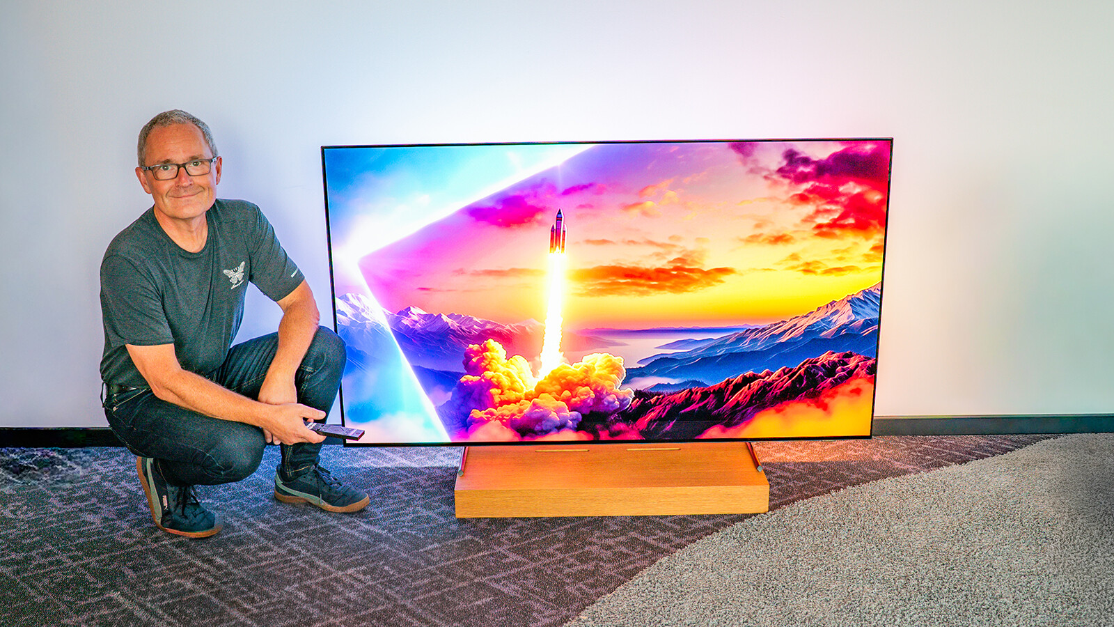 Der Philips OLED950 erregte im Test mit seinem extrem brillanten Bild plus vierseitigem Ambilight Aufmerksamkeit.