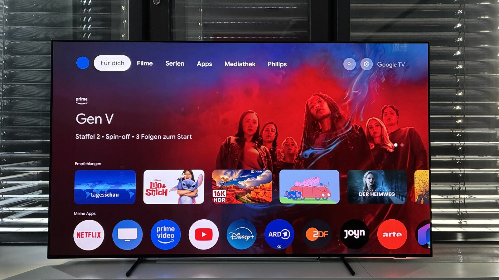Der Startbildschirm des Philips OLED950 ist typisch Google TV mit großer Streaming-Empfehlung und Schaltflächen für weitere Inhalte und Apps.