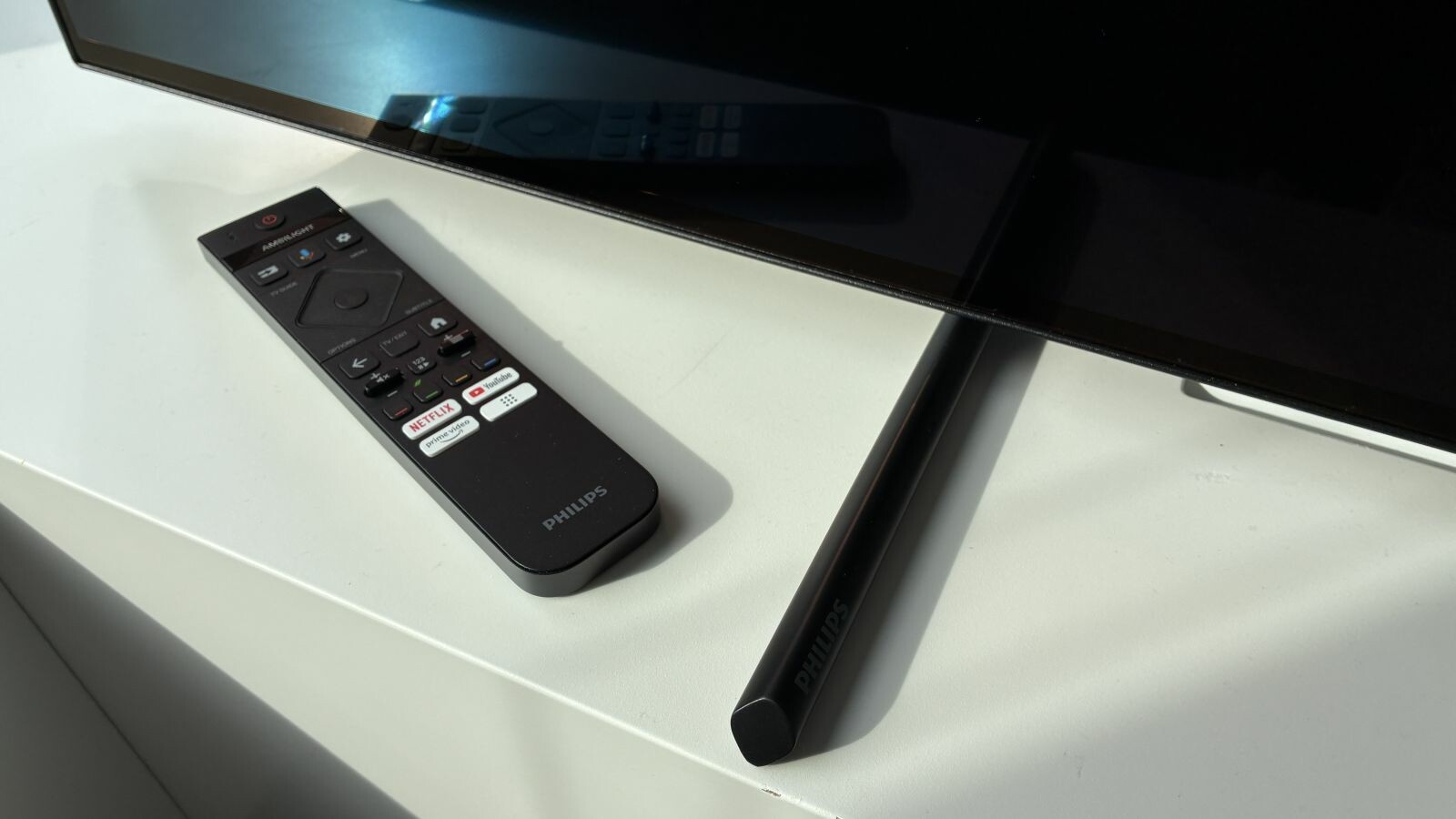 Die Fernbedienung des Philips OLED950 sieht gut aus, liegt gut in der Hand und bewährt sich in der Praxis.