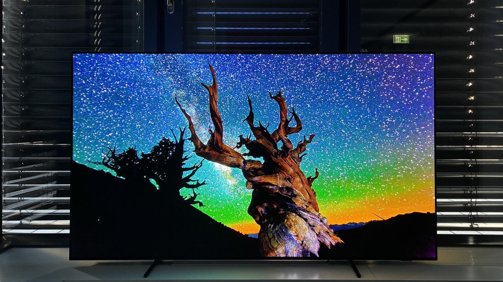 Funkelnde Sterne vor dunklem Hintergrund zählen zur Paradedisziplin von Top-Fernsehern wie dem Philips OLED950.