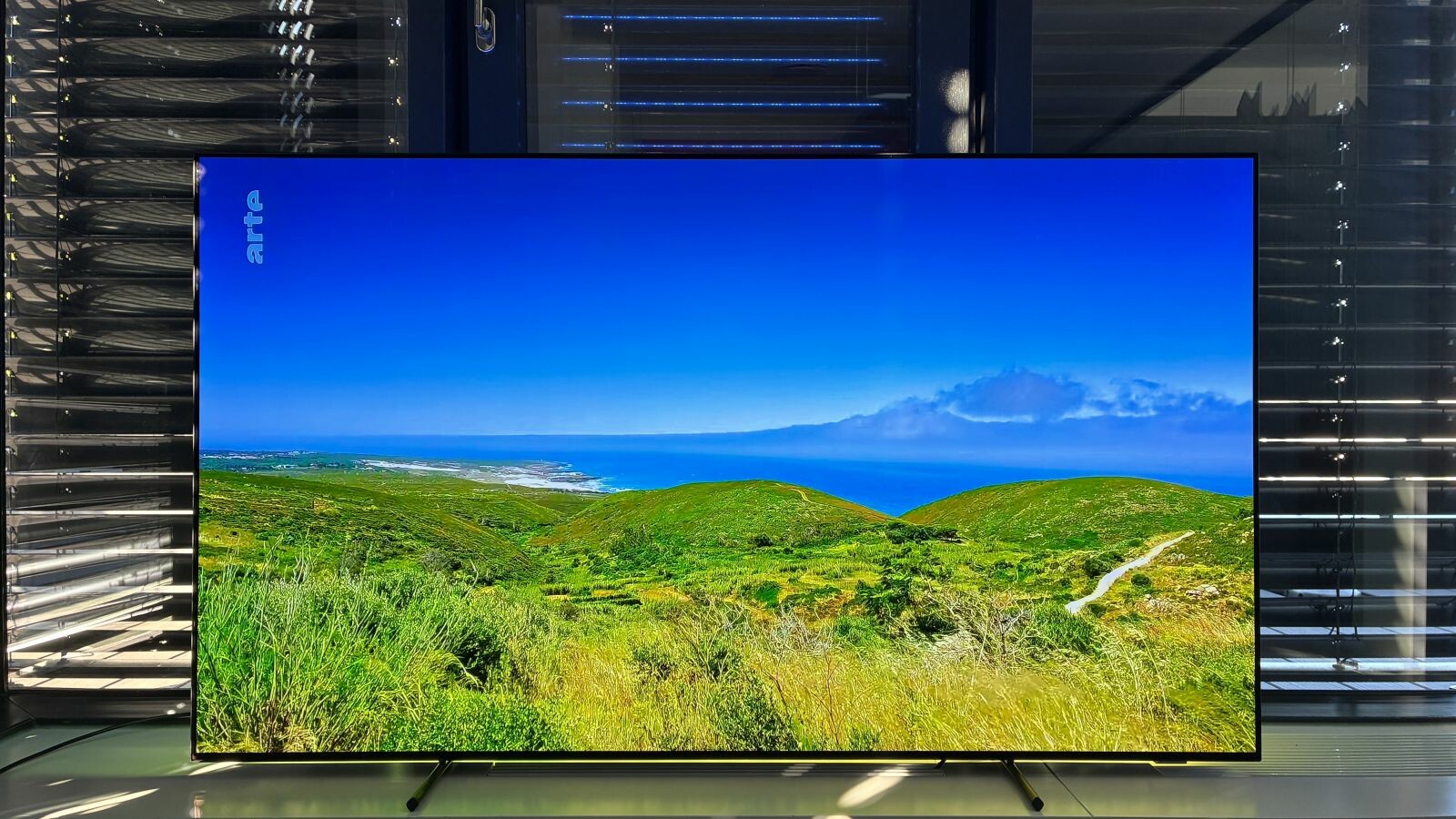 Bereits herkömmliche Fernsehprogramme sehen auf dem Philips OLED950 außergewöhnlich gut aus.