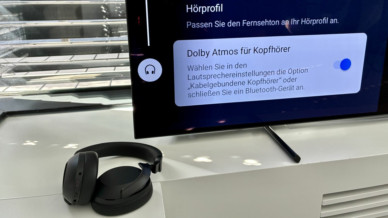 Der Philips OLED950 kann Kopfhörer mit Dolby Atmos Raumklang versorgen - ganz unabhängig vom Fabrikat und Modell.