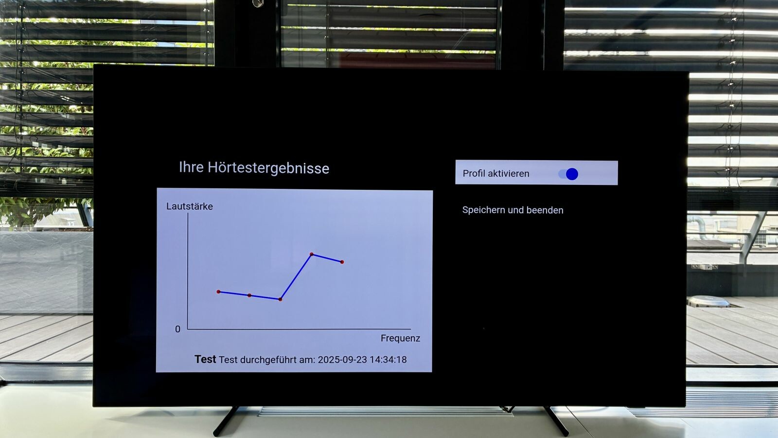 Der Philips OLED950 kann mit einem Gehörtest zum Beispiel altersbedingten Hörschwächen entgegenwirken.